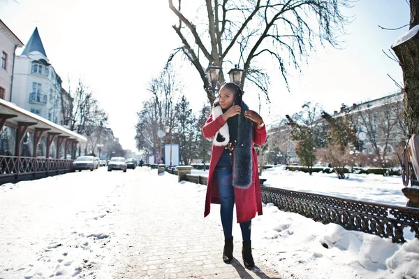 Menina americana africana rica em casaco vermelho e pele na rua de inverno — Fotografia de Stock