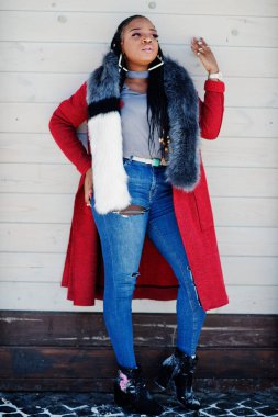 Zengin Afro-Amerikan kız kırmızı ceket ve kürk ahşap ca karşı