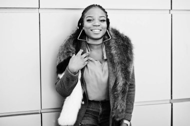 Zengin Afro-Amerikan kız kırmızı ceket ve kürk altın wa karşı