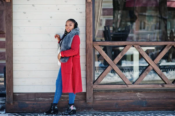 Rica afroamericana chica en abrigo rojo y piel contra ca de madera — Foto de Stock