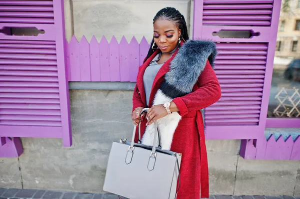 Rica chica afroamericana en abrigo rojo y piel con bolso agai — Foto de Stock