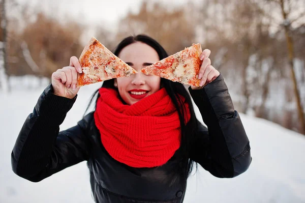 Zabawny brunetka dziewczyna odkryty na zimowe z dwóch rodzajów pizzy. — Zdjęcie stockowe