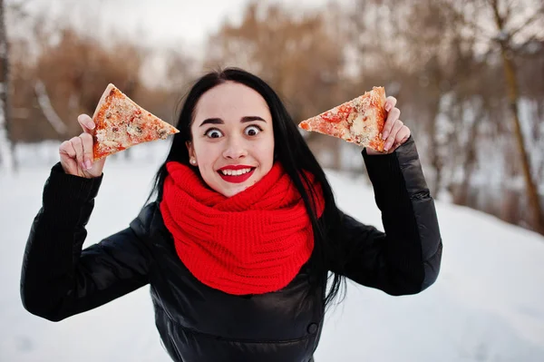 Zabawny brunetka dziewczyna odkryty na zimowe z dwóch rodzajów pizzy. — Zdjęcie stockowe