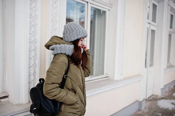 Retrato de chica morena en bufanda gris y sombrero, gafas en frío — Foto de Stock