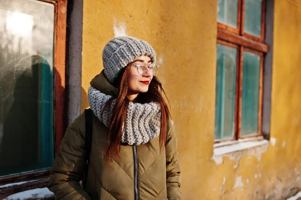 Portrait de fille brune en écharpe grise et chapeau, lunettes à froid — Photo