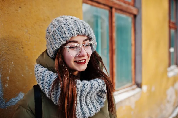 Porträtt av brunett flicka grå halsduk och hatt, Glasögon vid kyla — Stockfoto