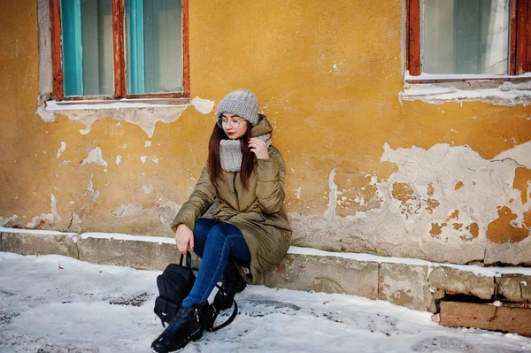 Gri atkı ve şapka, gözlük, soğuk esmer kız portresi — Stok fotoğraf