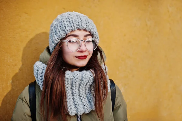Retrato de chica morena en bufanda gris y sombrero, gafas en frío — Foto de Stock