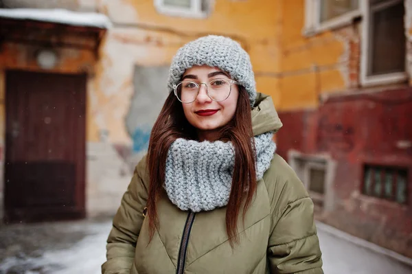 Portrait de fille brune en écharpe grise et chapeau, lunettes à froid — Photo