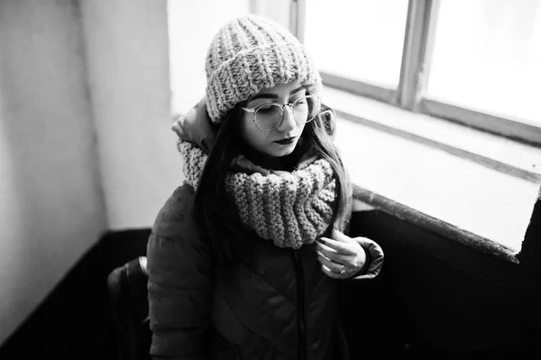 Porträtt av brunett flicka grå halsduk och hatt, Glasögon nära wi — Stockfoto