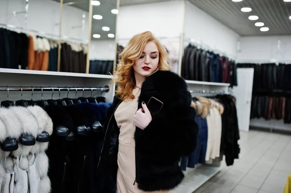 Elegantie blond meisje in bontjas in de winkel van bontjassen en l — Stockfoto