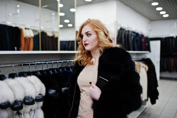 Elegancia szőke lány bunda, Szőrme kabátok és l a boltban — Stock Fotó