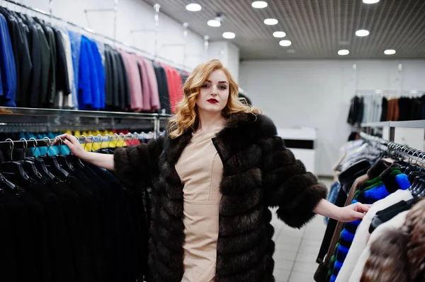 Elégance fille blonde en manteau de fourrure au magasin de manteaux de fourrure et l — Photo