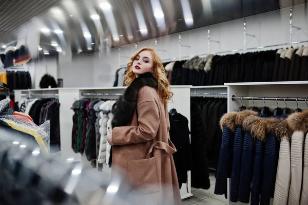 Elégance fille blonde en manteau de fourrure au magasin de manteaux de fourrure et l — Photo