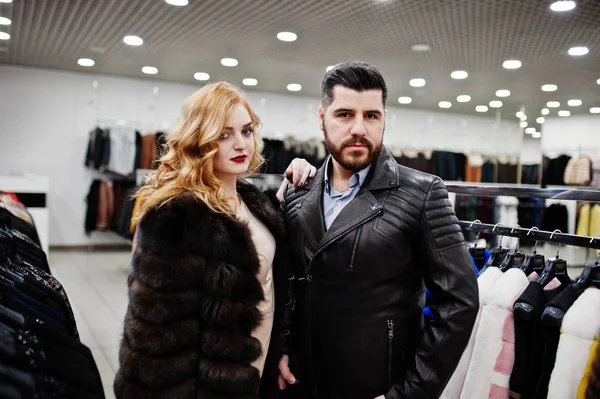 Menina loira elegância em casaco de pele e elegante homem turco no — Fotografia de Stock