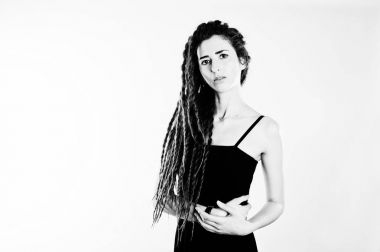 Kız siyah beyaz arka plan üzerinde dreads ile stüdyo çekimleri.