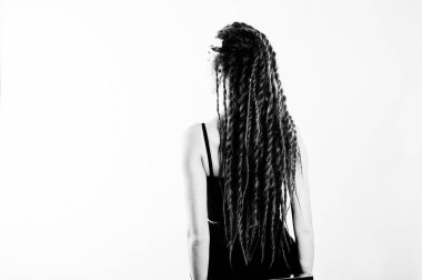 Beyaz arka plan üzerinde dreads ile arka kız stüdyo çekimleri.