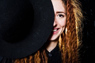 Kız dreads ve tuğla backg şapka ile siyah stüdyo çekimleri