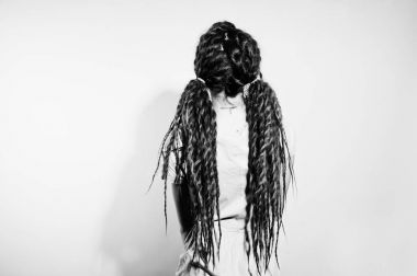 Stüdyo çekimi ile dreads pigtails üzerinde gri elbiseli kız arkası 