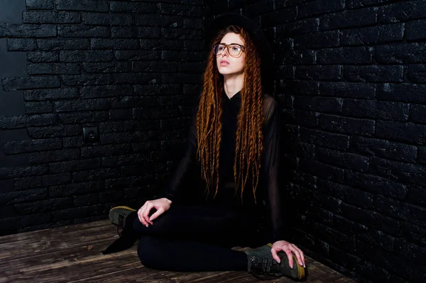 Estudio de rodaje de chica en negro con rastas, en gafas y sombrero en — Foto de Stock