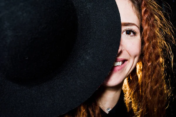 Estudio de rodaje de chica en negro con rastas y sombrero en el respaldo de ladrillo — Foto de Stock