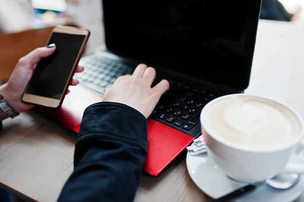 Kırmızı dizüstü bilgisayar ve cep telefonu ile çalışma kız ellerini yukarıya kapatmak — Stok fotoğraf