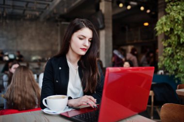 Fincan kapuçino Kafe oturan, kablosuz çalışma esmer kız