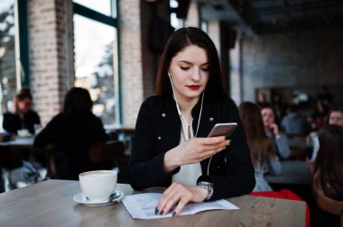 Esmer kız fincan kapuçino, Kafe oturan dinleme 