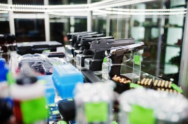Farklı silah ve raf mağaza silah üzerinde revolverler ce alışveriş