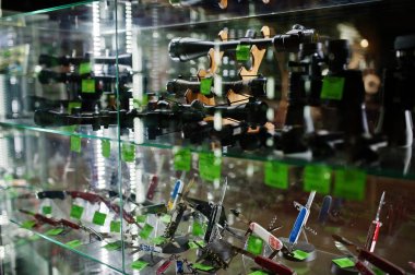 Farklı optik sights küçük raf mağaza Sila üzerinde bıçaklar