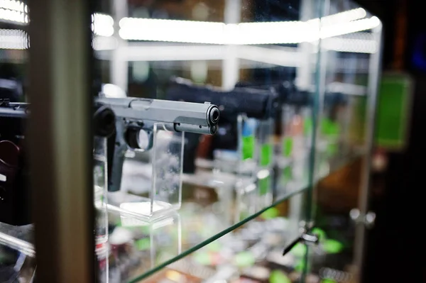 Armas Nas Prateleiras Loja — Fotografia de Stock