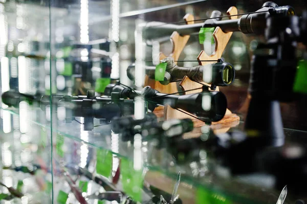 Diferentes vistas ópticas en estantes almacenan armas en el centro de tiendas — Foto de Stock