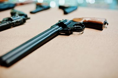 Aralığı çekim üzerinde revolverler silahları kapat.