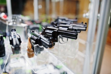 Farklı silah ve raf mağaza silah üzerinde revolverler ce alışveriş