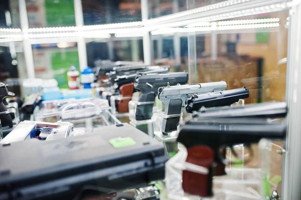 Diferentes armas e revólveres nas prateleiras armazenam armas na loja ce — Fotografia de Stock