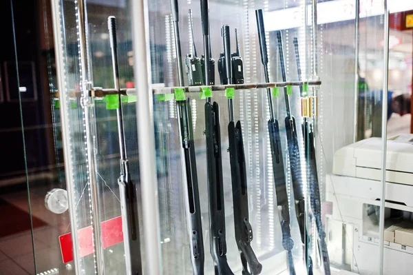 Verschiedene Gewehre in den Regalen lagern Waffen auf Shop-Center. — Stockfoto