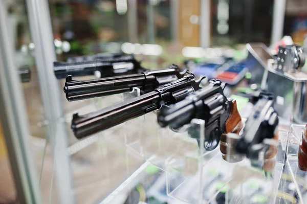 Diferentes armas e revólveres nas prateleiras armazenam armas na loja ce — Fotografia de Stock