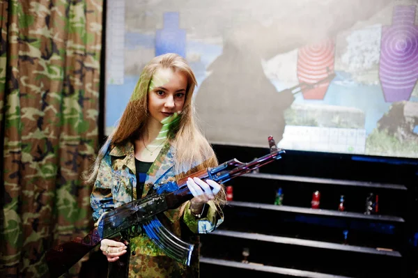 Девушка с пулеметом в руках на стрельбище . — стоковое фото