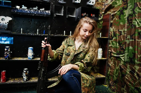 Chica con ametralladora a mano en el campo de tiro . — Foto de Stock