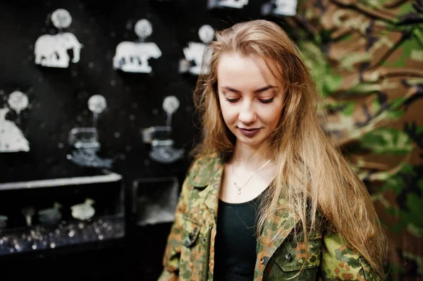 Chica militar en uniforme de camuflaje contra el fondo del ejército en s — Foto de Stock