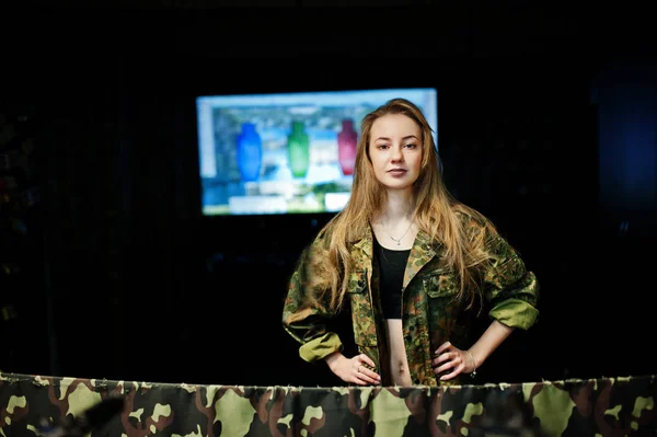 Chica militar en uniforme de camuflaje contra el fondo del ejército en s — Foto de Stock