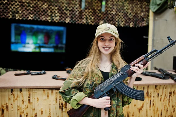 Dívka s kulometem v ruce na střelnici. — Stock fotografie