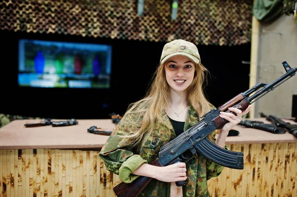 Ragazza con mitragliatrice a portata di mano sul campo di tiro . — Foto Stock