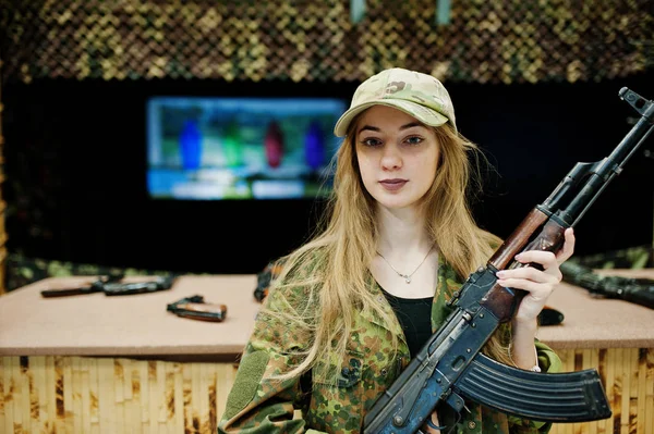 Ragazza con mitragliatrice a portata di mano sul campo di tiro . — Foto Stock