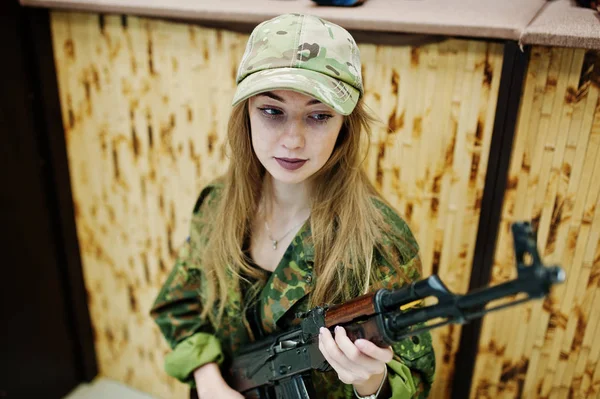 Mädchen mit Maschinengewehr an der Hand auf Schießstand. — Stockfoto