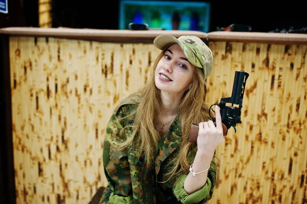 Chica militar en uniforme de camuflaje con pistola de revólver a mano ag —  Fotos de Stock