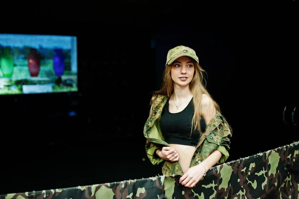 Fille militaire en uniforme de camouflage sur fond d'armée sur s — Photo