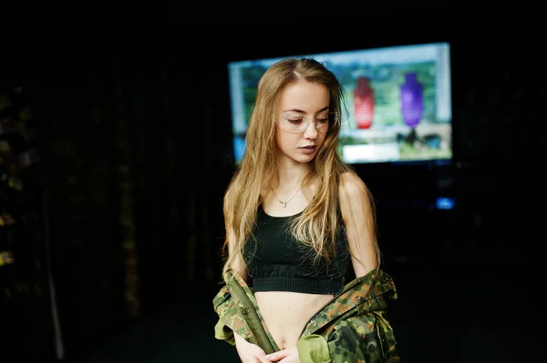 위장에 육군 배경 유니폼에 군사 소녀 — 스톡 사진
