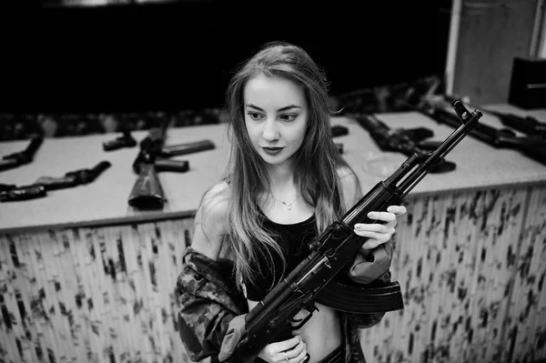 Meisje met machinegeweer op handen op de schietbaan. — Stockfoto