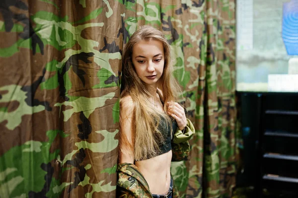 Wojskowy dziewczyna w kamuflażu jednolitym tle armii. — Zdjęcie stockowe